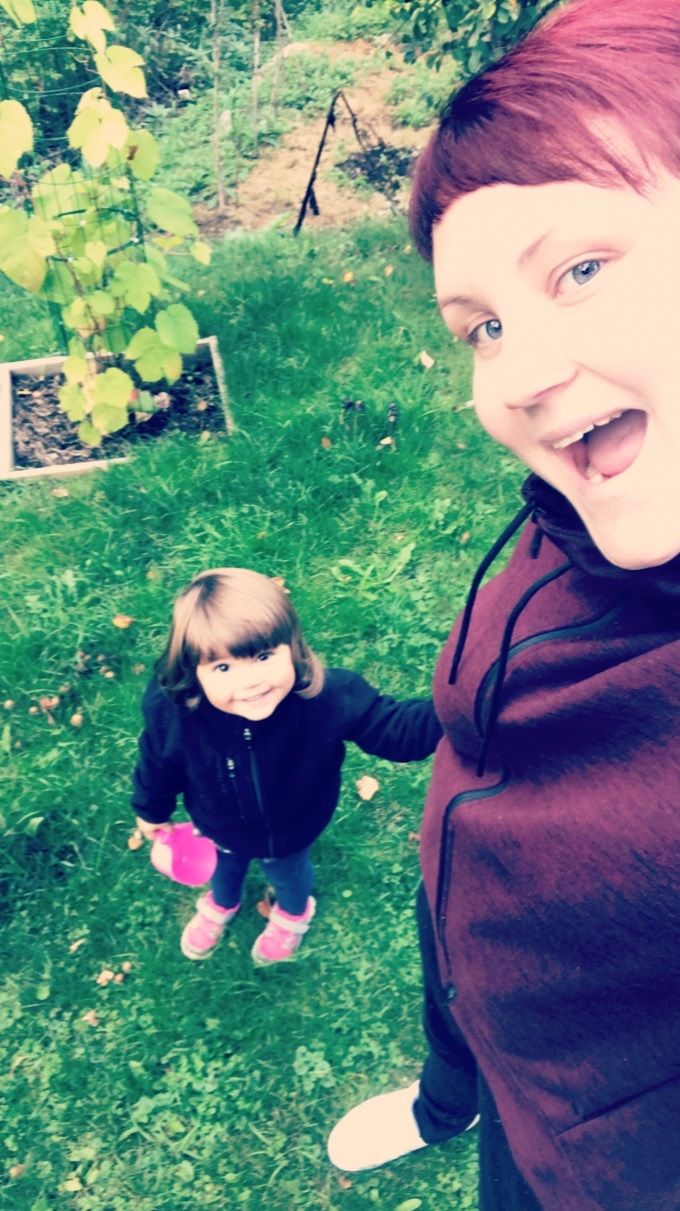 Jag och Meryam plockade sista hallonen!😍